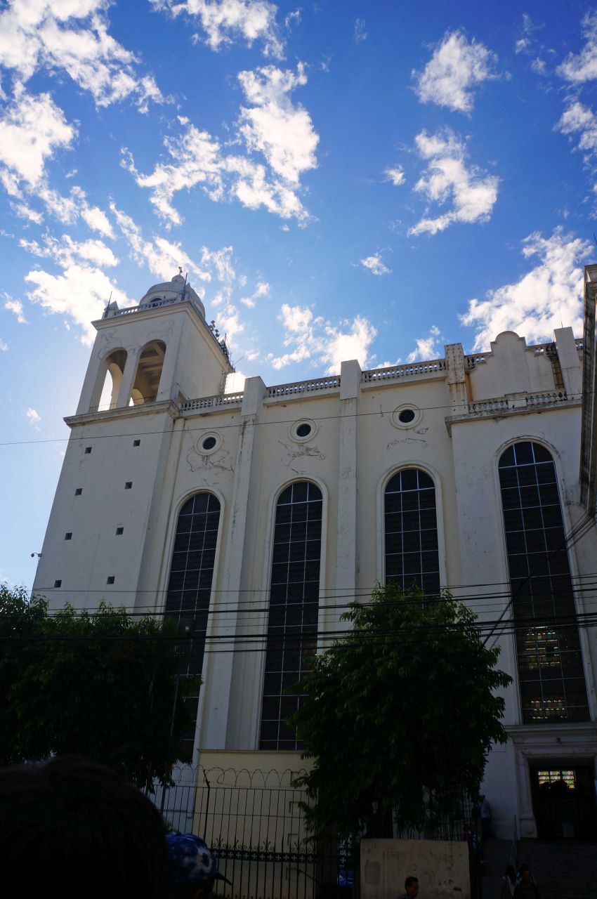 Кафедральный собор Сан-Сальвадор, освященный в честь Спасителя, является главной церковью Римско-Католической архиепархии Сан-Сальвадора. Собор стоит в центре города на месте, где раньше была старая колониальная церковь Санто-Доминго. Собор возводился в период с 1956 по 1999 год. - Сальвадор 2016.