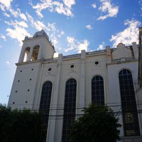 Кафедральный собор Сан-Сальвадор, освященный в честь Спасителя, является главной церковью Римско-Католической архиепархии Сан-Сальвадора. Собор стоит в центре города на месте, где раньше была старая колониальная церковь Санто-Доминго. Собор возводился в период с 1956 по 1999 год. - Сальвадор 2016.