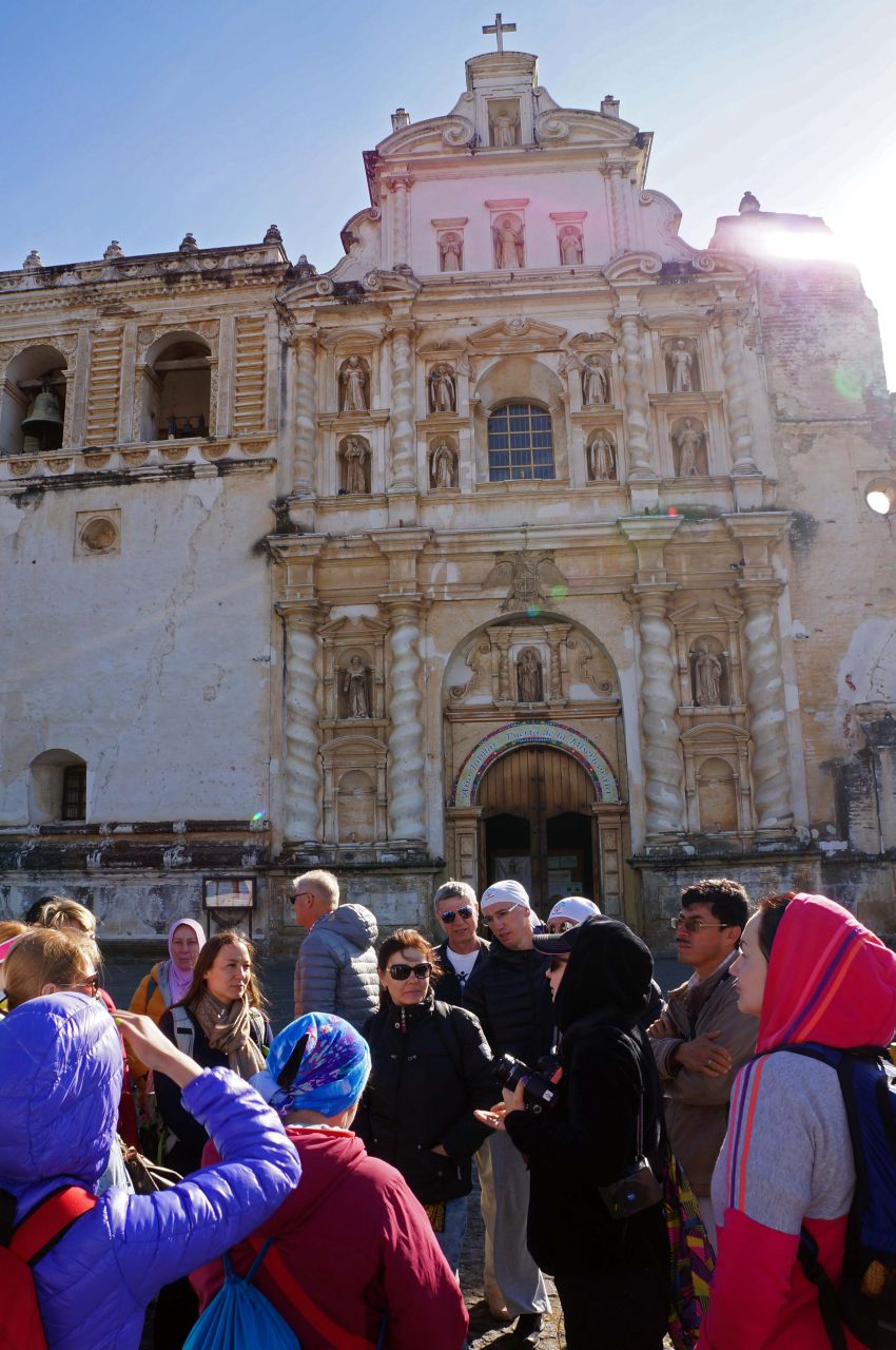 Большая часть населения Гватемалы — католики. Антигуа известен религиозными праздниками. - Гватемала 2016. Колониальный Антигуа.
