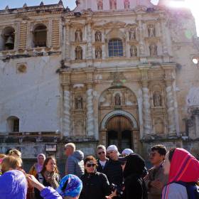Большая часть населения Гватемалы — католики. Антигуа известен религиозными праздниками. - Гватемала 2016. Колониальный Антигуа.