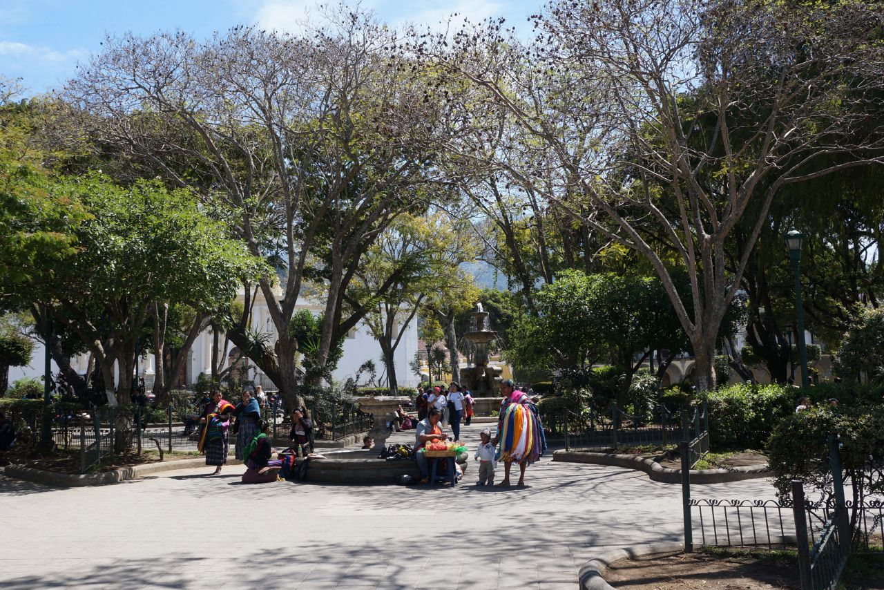 Центром городка считается парковая площадь (El Parque), испанцы, когда строили города, делали это всегда по одинаковому принципу.  - Гватемала 2016. Колониальный Антигуа.