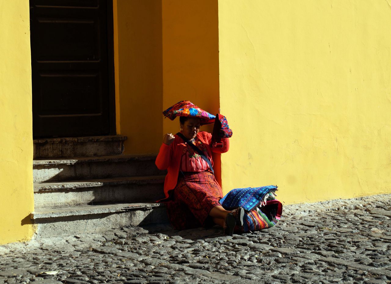 местные жители особенно женщины одеты в индейские яркие одежды. Площадь этого колониального города всего 4 квадратных километра, но на его территории расположено аж 36 различных церквей - Гватемала 2016. Колониальный Антигуа.