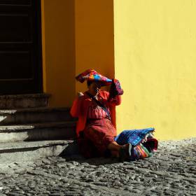 местные жители особенно женщины одеты в индейские яркие одежды. Площадь этого колониального города всего 4 квадратных километра, но на его территории расположено аж 36 различных церквей - Гватемала 2016. Колониальный Антигуа.