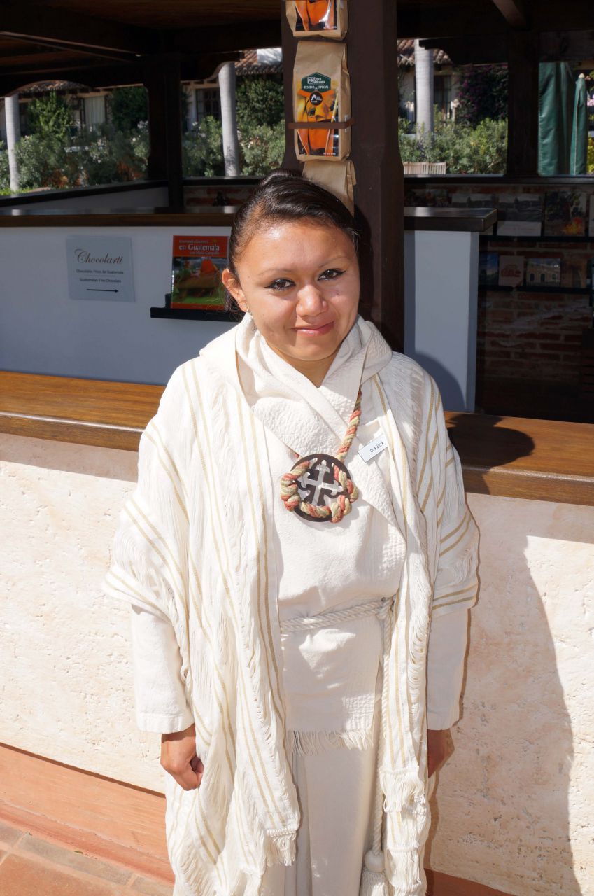 Работники отеля ходят в традиционной монастырской одежде - Гватемала 2016. Колониальный Антигуа.