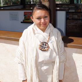 Работники отеля ходят в традиционной монастырской одежде - Гватемала 2016. Колониальный Антигуа.