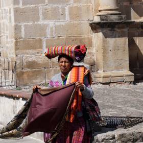Большинство местных жителей - одеты в яркие одежды - Гватемала 2016. Колониальный Антигуа.