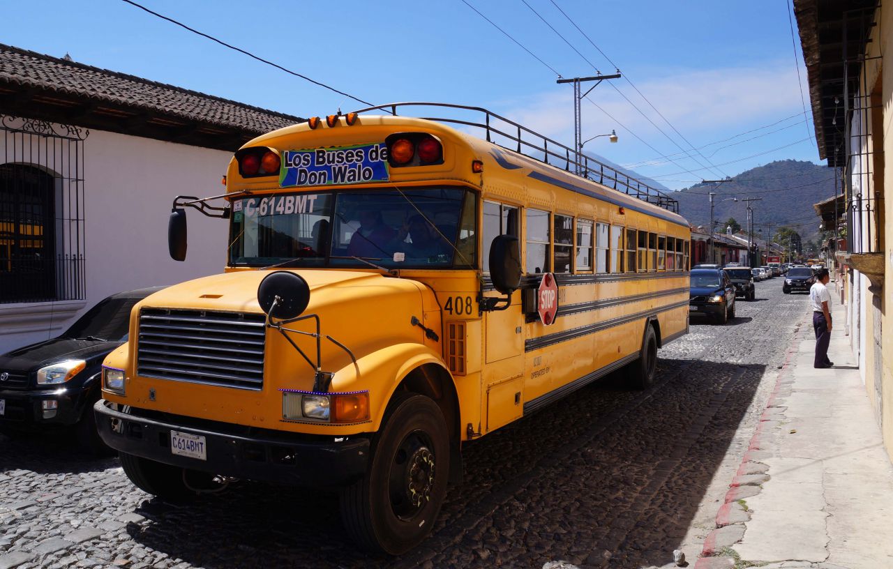 Чикен бас, туристические автобусы которым разрешено ездить по городу, но не по центру конечно.... - Гватемала 2016. Колониальный Антигуа.
