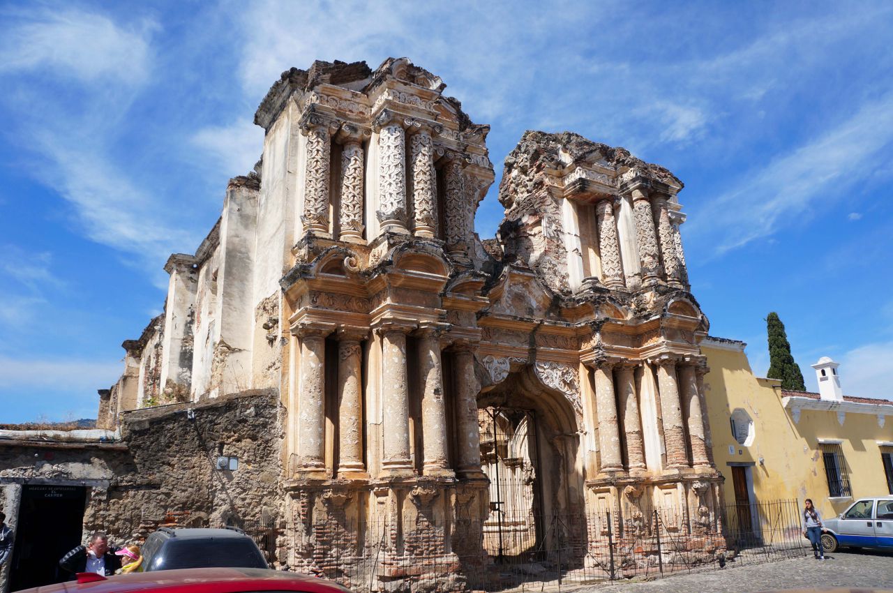 фасад развалин церкви Эль-Кармен , внутри особенного ничего - только внешняя архитектура некогда разрушенная большим землетрясением - Гватемала 2016. Колониальный Антигуа.