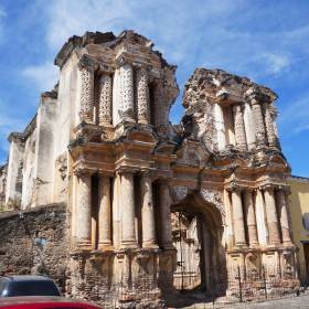 фасад развалин церкви Эль-Кармен , внутри особенного ничего - только внешняя архитектура некогда разрушенная большим землетрясением - Гватемала 2016. Колониальный Антигуа.