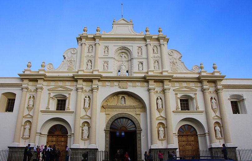 в восточной стороне парка мы можем наблюдать Кафедральный собор Св. Хосе (Cathedral San Jose). - Гватемала 2016. Колониальный Антигуа.