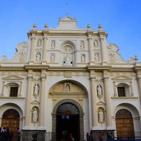 в восточной стороне парка мы можем наблюдать Кафедральный собор Св. Хосе (Cathedral San Jose). - Гватемала 2016. Колониальный Антигуа.