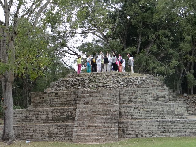 Действие на центральной площади - Малая пирамида. - Гондурас 2016.
