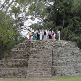 Действие на центральной площади - Малая пирамида. - Гондурас 2016.