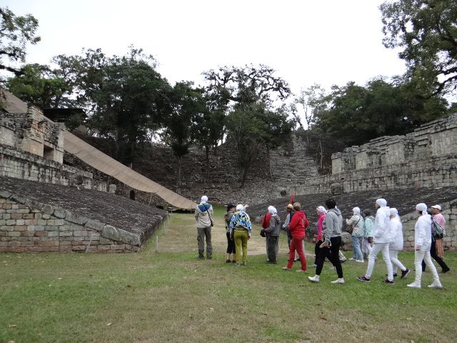поле для игры в мяч (Хуэго де Пелота, второе по своим размерам из известных «спортивных» сооружений майя в мире - 27 на 8 м) - Гондурас 2016.