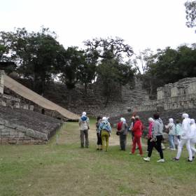 поле для игры в мяч (Хуэго де Пелота, второе по своим размерам из известных «спортивных» сооружений майя в мире - 27 на 8 м) - Гондурас 2016.