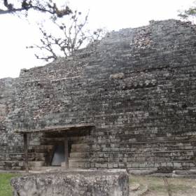Сенсацией стало случайное открытие самого древнейшего храма Копана, спрятанного... внутри пирамиды.  - Гондурас 2016.
