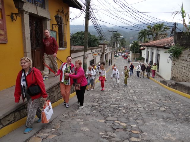 по городу только пешком - практически вертикальные уклоны - автобус тут не ездок... - Гондурас 2016.