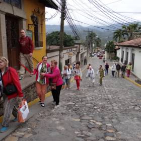 по городу только пешком - практически вертикальные уклоны - автобус тут не ездок... - Гондурас 2016.