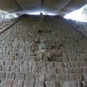 Среди главных архитектурных «символов» Копана можно назвать «лестницу иероглифов»: ширина 10 м, высота – 20 м, - Гондурас 2016.