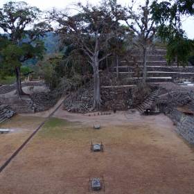 В середине 8 века Копан потерпел поражение в войне с соседним Киригуа, и утратил былое могущество. А вскоре, после заката цивилизации майя в IX веке, город был окончательно заброшен. И всё поглотили джунгли... Мы смотрим на развалины дворца последних царей майя... - Гондурас 2016.