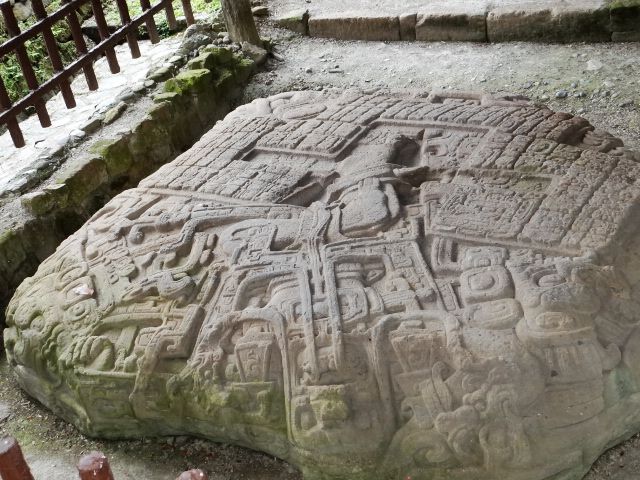 Лабиринт орнаментов на алтаре. - Гватемала 2016. Киригуа.