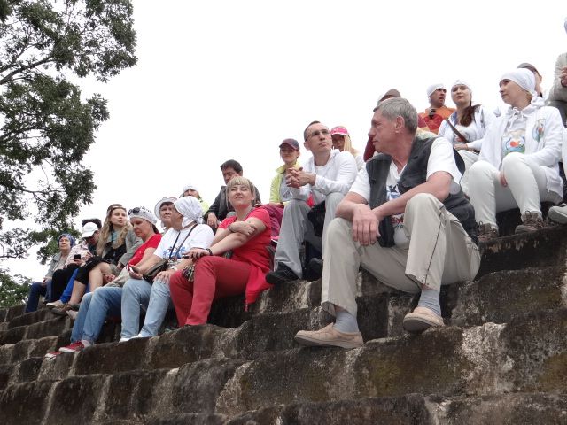 Кто сидел, а может быть стоял, на этих ступенях, как мы сейчас? - Гватемала 2016. Киригуа.