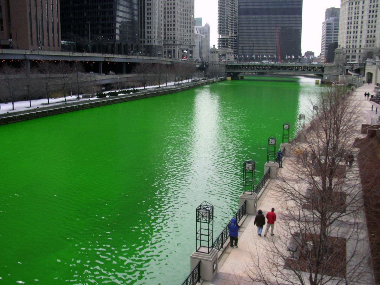 Река Чикаго в День святого Патрика окрашивается в зелёный цвет - Солнечный год