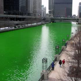 Река Чикаго в День святого Патрика окрашивается в зелёный цвет - Солнечный год