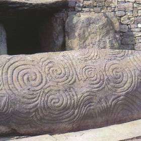 Трискелион (также трискель, трискел, трискеле, от греч. τρισκελης — трёхногий) — один из самых древних знаков, символизирующий Солнце, но в последствие Трискель как символ солнца оттеснила свастика.  Этот символ известен в Кельтской культуре. Еще задолго до трилистника существовал знаменитый символ, называемый «трискел» или «трискеле» (в переводе с греч. tri — «три» , а skelos — «кость, нога») . Он изображался в виде трех бегущих ног, исходящих из одной точки, и символизировал равновесие и гармонию с природой, а также переплетение трех стихий — Огня, Воздуха и Воды. Позже он стал изображаться не в виде ног, а в виде спиралей, образующих в центре треугольник. В разных вариантах такой символ встречался у крито-македонцев, этрусков, древних японцев и народов Гималаев. Но везде он имел один и тот же смысл — гармонию всего во Вселенной и неудержимое движение вперед, движение в бесконечность, которое и есть жизнь, которое и есть настоящая радость. Трискел иногда так и называют — символ Радости.  Трехлопастное солнечное колесо. Три спирали (Огонь, Вода и Воздух) в круге Бесконечности находятся в непрерывном движении и символизируют крутящееся колесо процесса создания. Их равновесие в природе даёт спокойствие, защиту и энергию жизни - Солнечный год