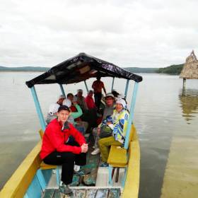 На лодке переправляемся в археологический комплекс Топоште. Он находится на острове посреди озера Йашха. - Гватемала 2016. Якша.
