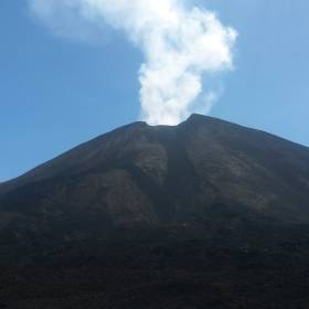 Интересно, что ольмеки считали вулканы представителями высших сил на Земле. В Гватемале, расположены 11 вулканов, практически на любой из них, можно забраться (исключение Пакайя – там только до середины): 1 – Тахумулько (4220 м) 2 – Такана (4093 м) 3 – Акатенанго (3976 м) 4 – Санта Мария (3772 м)  5 – Агуа (3766 м)  6 – Фуэго (3763 м)  7 – Атитлан (3537 м)  8 – Сан Педро (3020 м)  9 – Чикабаль (2900 м)  10 – Пакайя (2552 м)  11 – Ипала (1650 м) - 2016 Вулкан Пакайя и Антигуа