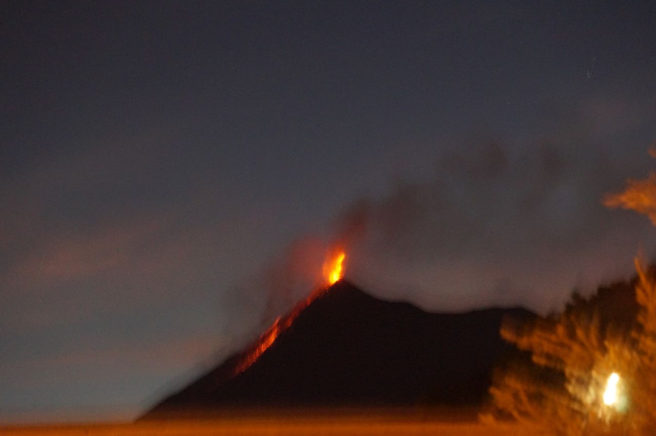 Вечером, стоящий недалеко от Пакайя вулкан Фуэго, откликнулся своим пробуждением и потоком лавы.. - 2016 Вулкан Пакайя и Антигуа