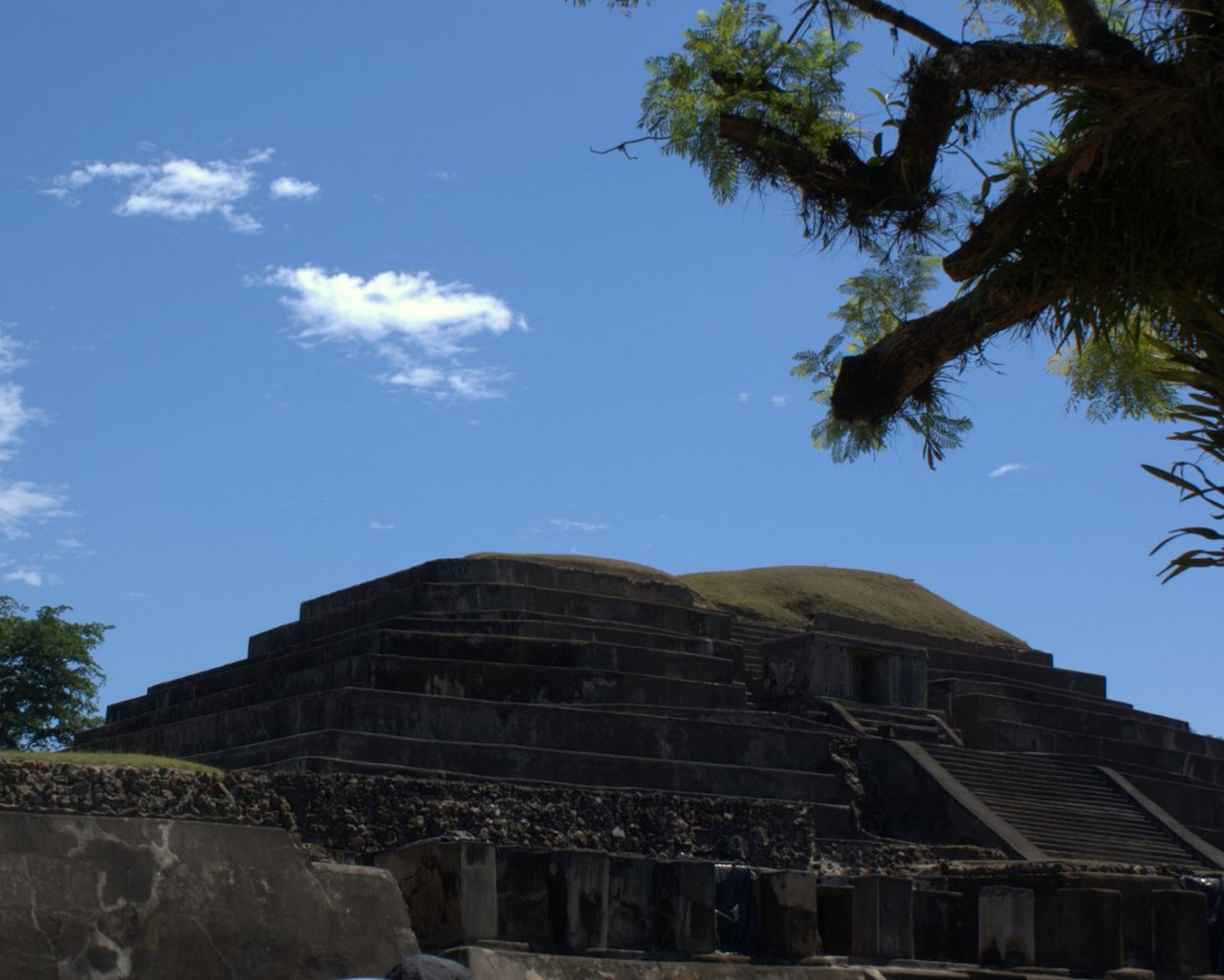 Далее наш путь лежит в город Чальчуапа, где находится Тасумаль/Тацумаль. На языке киче это означает «Пирамида, где жертвы были сожжены» Город строился в тринадцать этапов в течение 750 лет. Центральная и наибольшая (до 30 м в высоту) структура города - ступенчатая церемониальная платформа, которая несет отпечаток стиля Теотиуакана (Мексика), а под ней и около обнаружены следы платформы, датирующейся 100-200 годами нашей эры. - 2016 Сальвадор