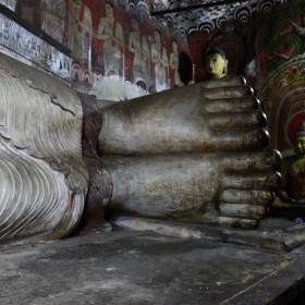 Храм Девараджа Вихарая с14-метровым лежащим Буддой – в момент входа Будды в Нирвану, большие пальцы ног сдвинуты относительно друг друга. А если большие пальцы ног на одном уровне. то Будда просто отдыхает. - Шри-Ланка.