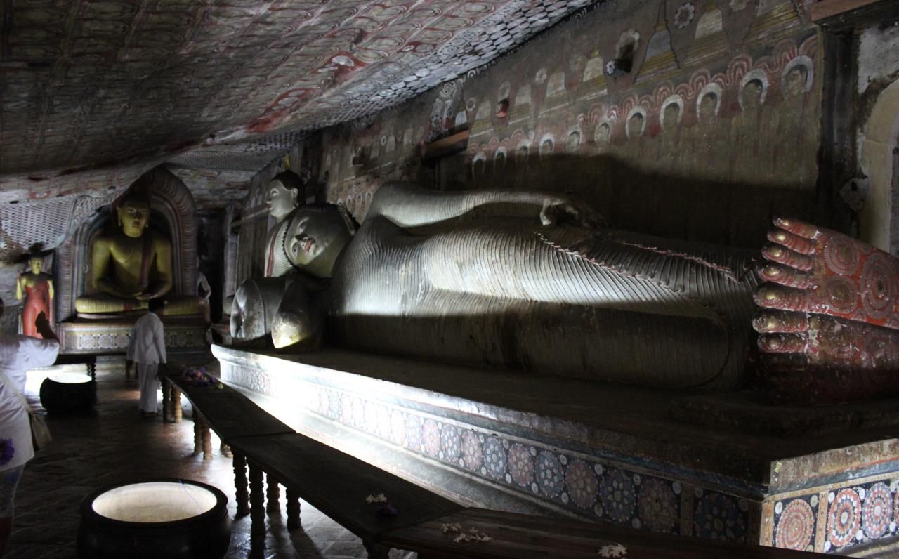 Статуя лежащего Будды в пещере Маха Алут Вихарая, здесь Будда просто отдыхает.  - Шри-Ланка.