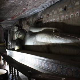 Статуя лежащего Будды в пещере Маха Алут Вихарая, здесь Будда просто отдыхает.  - Шри-Ланка.