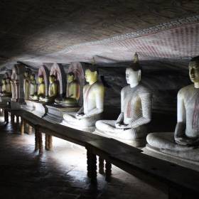 На потолке этой пещеры 1000 изображений медитирующего Будды! В пещерах самая большая коллекция Будд, некоторым более 2000 лет. - Шри-Ланка.