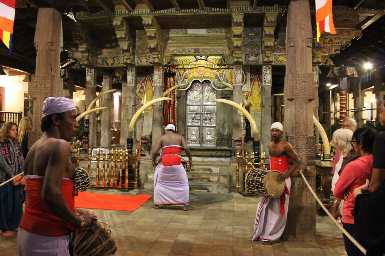  Храм Священного Зуба Будды, ритуал открытия дверей к Священному Зубу Будды - Шри-Ланка.
