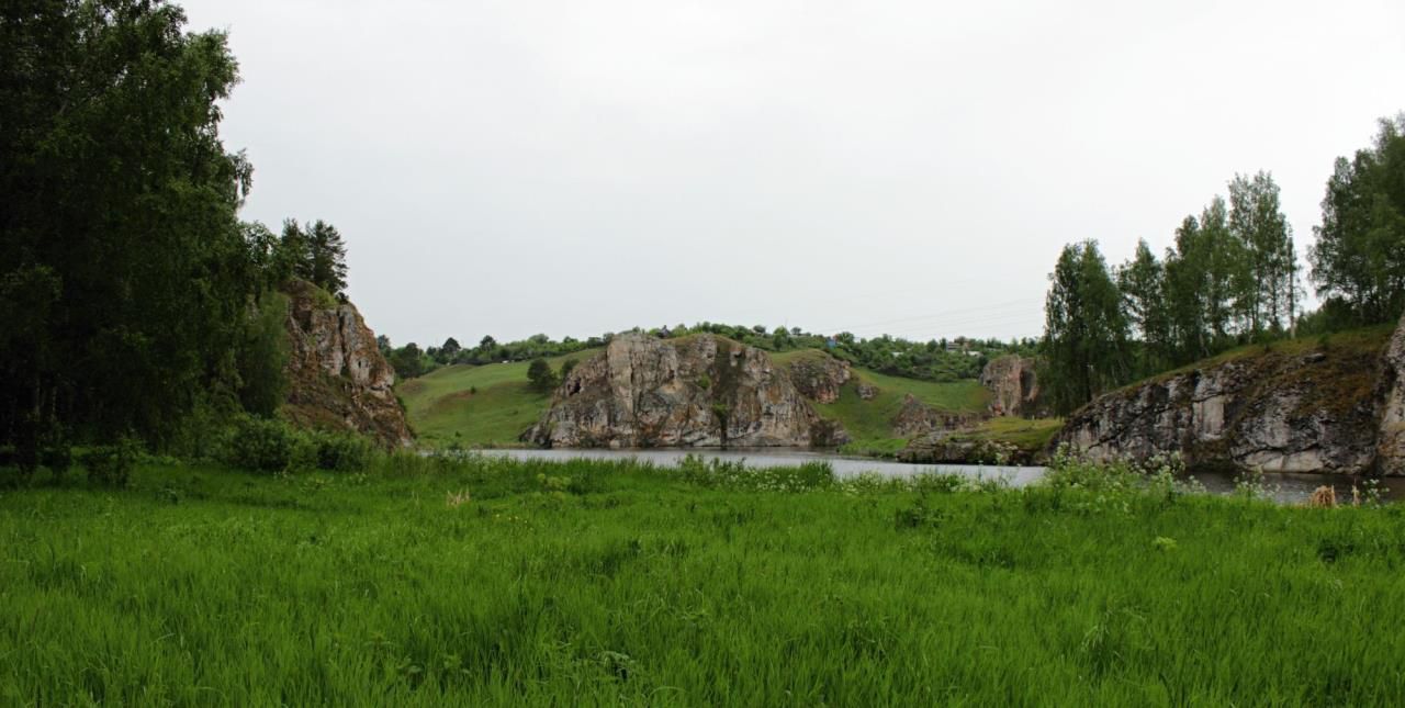 Эти скалы - слева «Пельмень», прямо «Три Пещеры»,  да ещё «Говорливый камень» образуют настоящий каньон. - Родной Урал. Скалы Каменска...