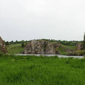 Эти скалы - слева «Пельмень», прямо «Три Пещеры»,  да ещё «Говорливый камень» образуют настоящий каньон. - Родной Урал. Скалы Каменска...
