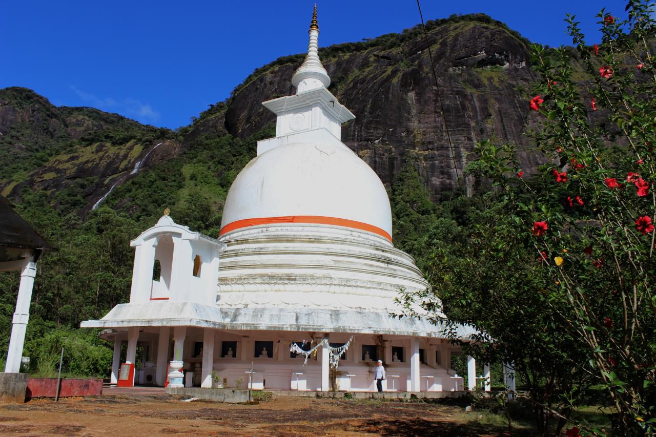 Ступа Sama Chatiya – Пагода Всеобщего Мира, построенная в 1976 году известным японским монахом Ven Nichi Fuji. Сегодня в пагоде служат несколько японских монахов. - Шри-Ланка. Гора Адама.