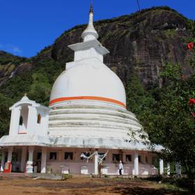 Ступа Sama Chatiya – Пагода Всеобщего Мира, построенная в 1976 году известным японским монахом Ven Nichi Fuji. Сегодня в пагоде служат несколько японских монахов. - Шри-Ланка. Гора Адама.