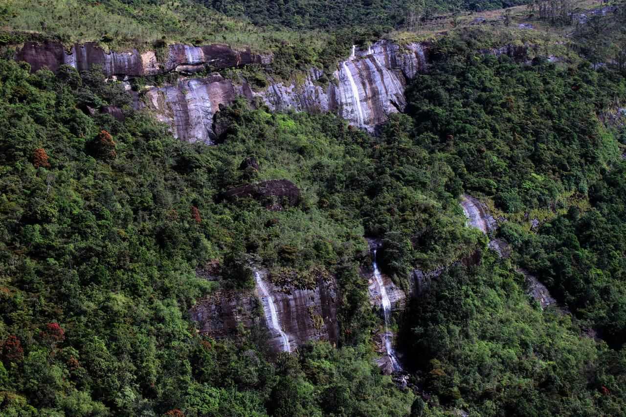 Тропа на Пик Адама очень живописна – по бокам отвесные скалы высотой несколько сто метров, и водопады  падают в пропасть…как в фильме «Затеряный мир». - Шри-Ланка. Гора Адама.