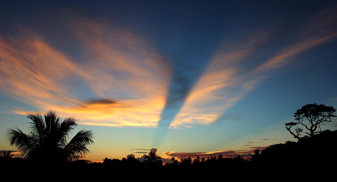 Только здесь я видел небо, освещённое закатом на все 360 градусов. - Шри-Ланка. Гора Адама.