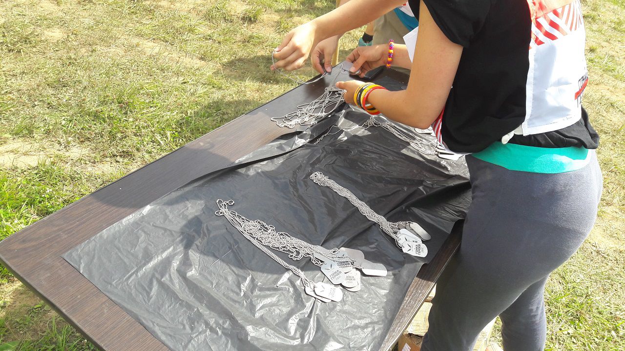 волонтеры готовят жетоны для финиширующих  - «Гонка Героев» спортивные соревнования