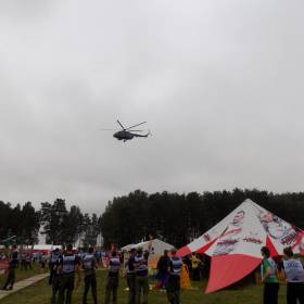 показательные выступления, в воздухе вертолёты - «Гонка Героев» спортивные соревнования