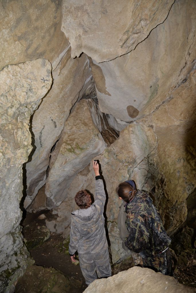 Уникальность этой пещеры в том, что заблудиться в ней не возможно. Все лазы и хода приводят в центральную часть пещеры.  - Поездка группы «Вестники» в п. Калья 25 июня 2016 года