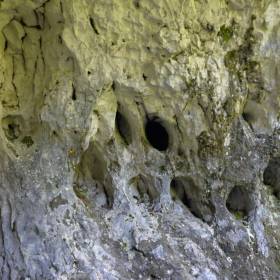 Зеленоватый оттенок стен пещеры проявился только на фотографиях. - Поездка группы «Вестники» в п. Калья 25 июня 2016 года