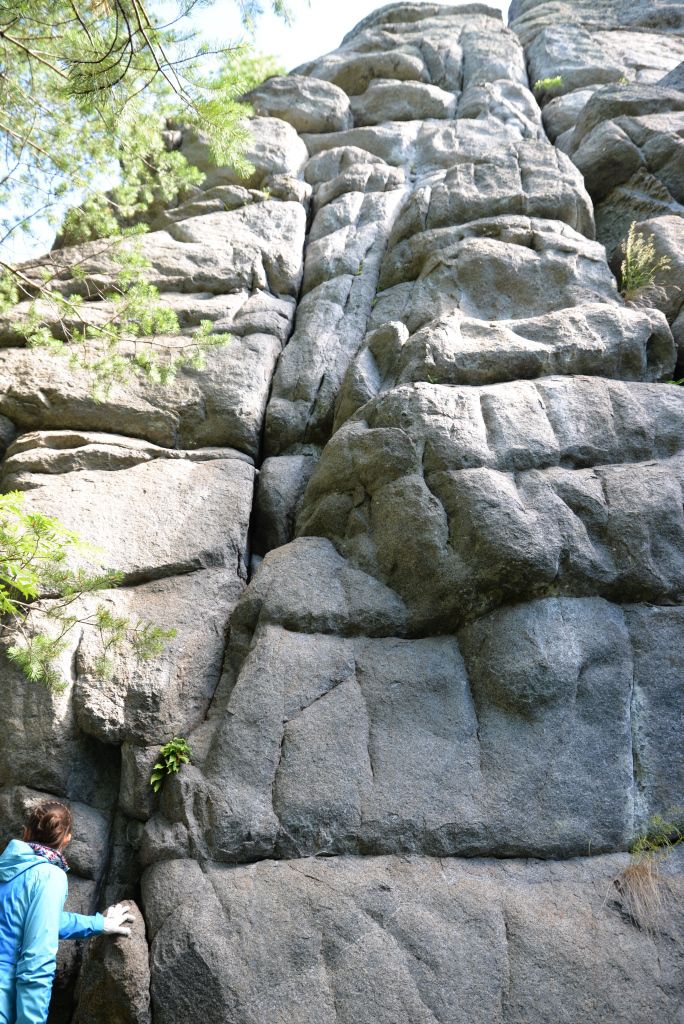 Кладка скалы напоминает Лего для ребенка великана. Как ровно и красиво сложено.  - Поездка группы «Вестники» в п. Калья 25 июня 2016 года