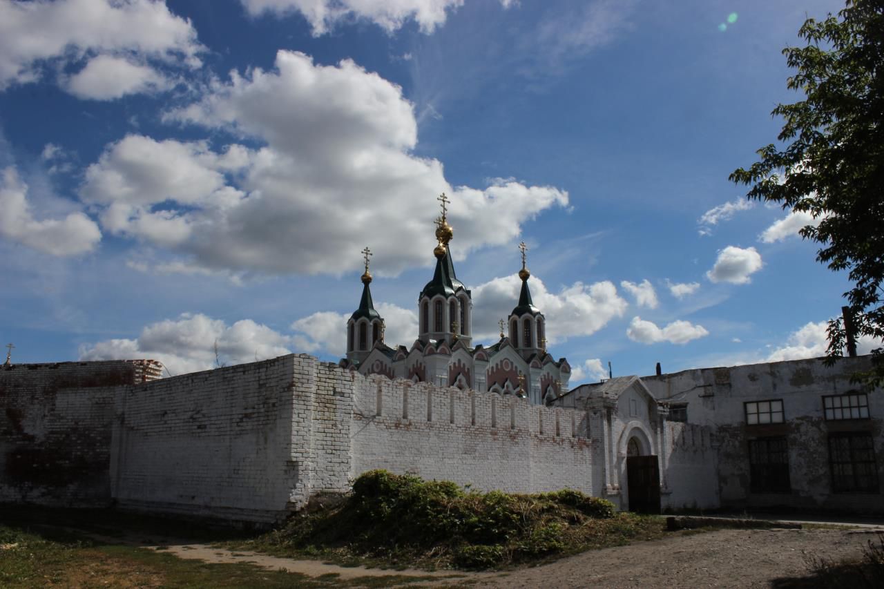 Монастырские крепостные стены, выход к источнику. - Далматово и «Каменные Ворота».